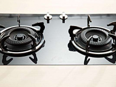 燃气灶一个火焰变小怎么办？